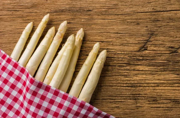 Guide d’accords mets et bières : Les saveurs de mai dans votre verre